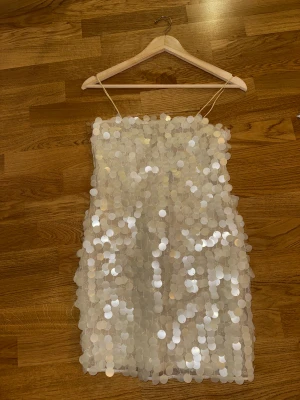 Cremefärgad  paljettklänning  - Fin vit paljettklänning i creme vit, perfekt till julen eller vinterfest ✨  Storleken är liten så passar bra om manligare mot en liten XS.