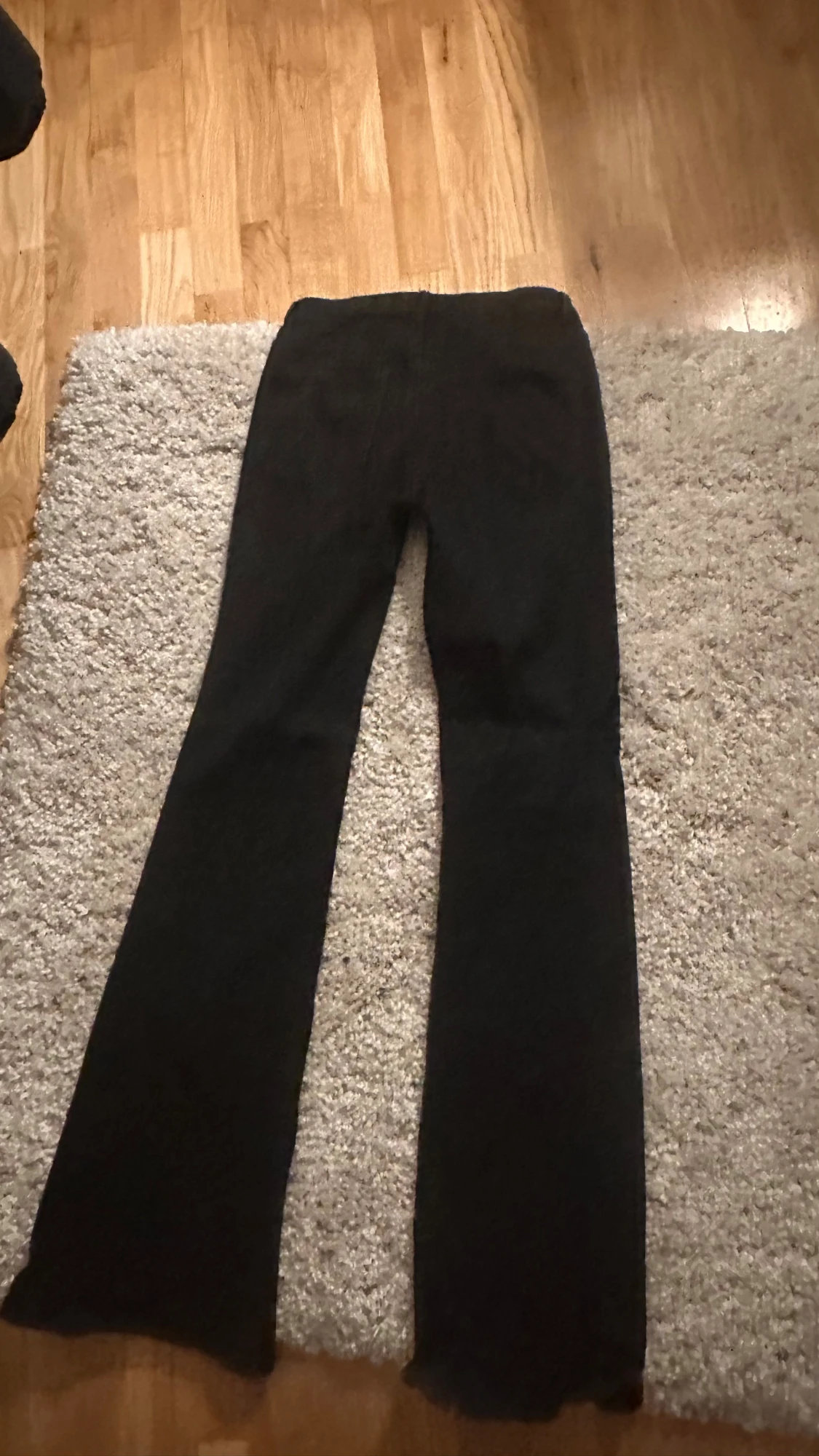 Snygga svarta utsvängda Jens från only  - 1