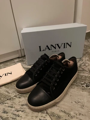 LANVIN sneakers  - Säljer nu mina väldigt fina Lanvins som är i toppskick! Storleken är något stor passar dig som har runt 43. KVITTO FINNS (sista bilden) köpta på MIINTO