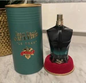 Jean Paul Gaultier Le Beau Parfum - Snygg och unik parfymflaska från Jean Paul Gaultier, Le Beau Le Parfum. Volym: 75 ml. Tillverkad i Spanien. Perfekt för dig som vill sticka ut med din doftsamling.