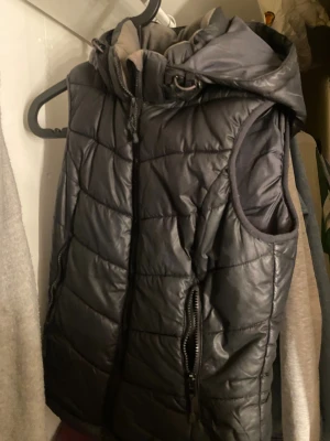 Svart väst - Säljer denna svarta väst för jag använder den inte längre. Skön men ändå ganska varm för den är typ fodrad på insidan.