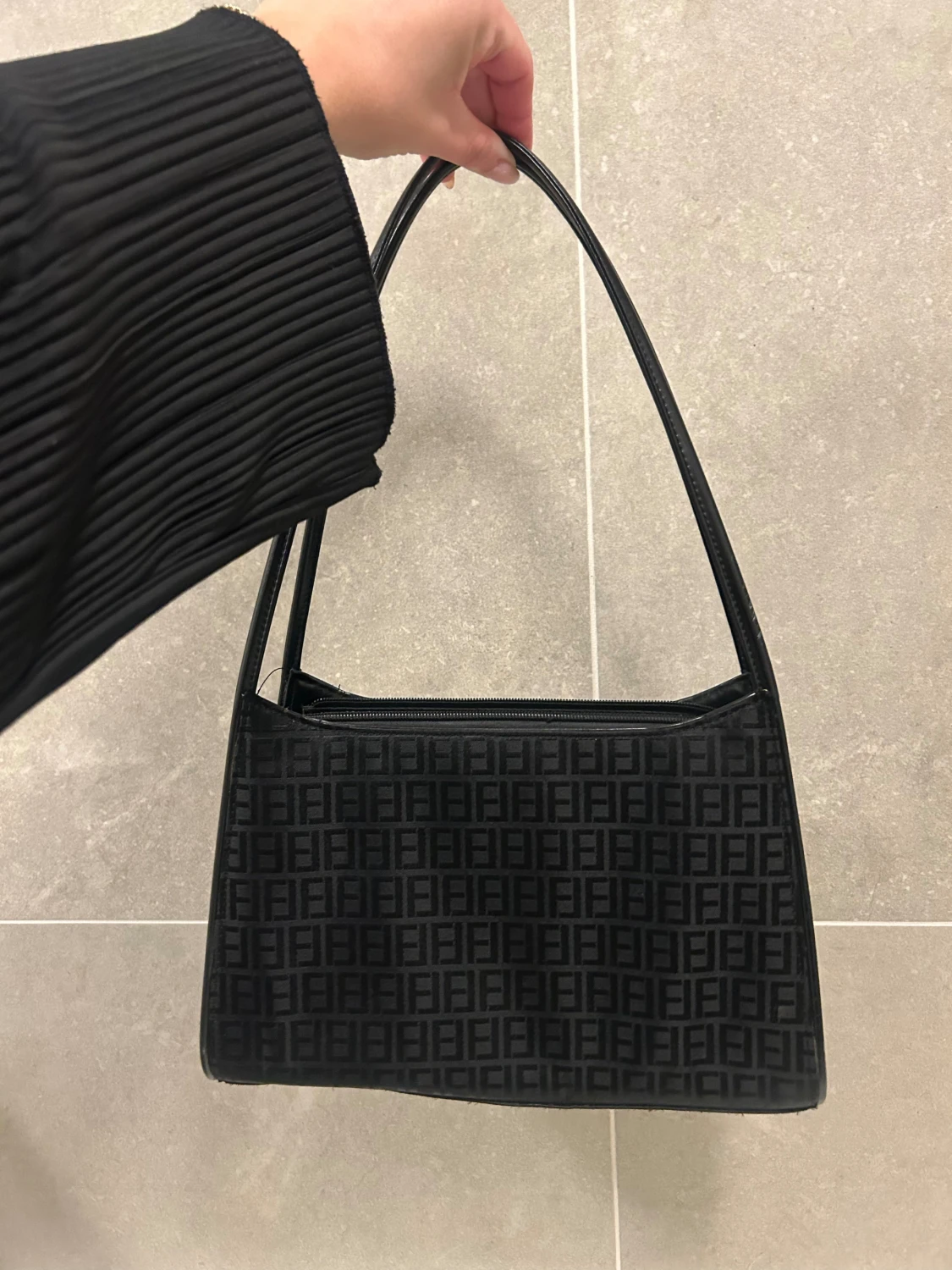 Svart Fendi axelväska med FF-mönster - 1