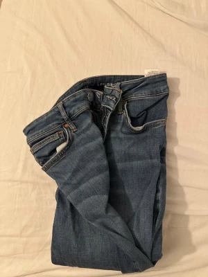 Jeans  - Säljer mina jeans, har gått sönder lite där bak syns på bild 