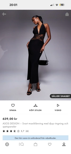 Svart maxiklänning med spets från ASOS DESIGN - Svart maxiklänning med djup v-ringning och transparenta spetspaneler i midjan. Klänningen har öppen rygg med knyt i nacken och är ärmlös. Snygg, figurnära siluett som ger en elegant vibe. Perfekt för dig som vill sticka ut med en stilren look.