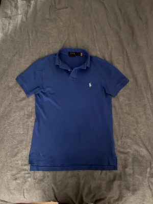Polo ralph lauren piké - Hej, säljer nu denna välskötta ralph lauren pikén som är i bra skick och sparsamt använd | skicka 8,5/10🔥| Den är blå och perfekt för dig som gillar en stilig look | Storlek XS - passar 163-167 | köpt för 1399 kr| För mer frågor är det bara att DM:a!! 