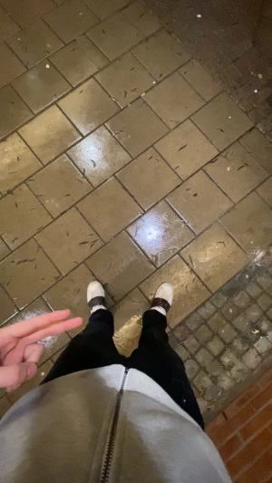 Vita sneakers med svarta detaljer - Säljer ett par vita valentino svarta detaljer  Skorna har en klassisk rund tå och platt sula, vilket gör dem riktigt sköna att gå i. Perfekta för dig som gillar en stilren och enkel look.