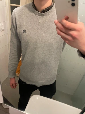 Henri Lloyd tröja - Hej säljer en riktigt snygg grå Henri Lloyd tröja, den är storlek medium och i bra skick. Hojta till om du har några frågor!