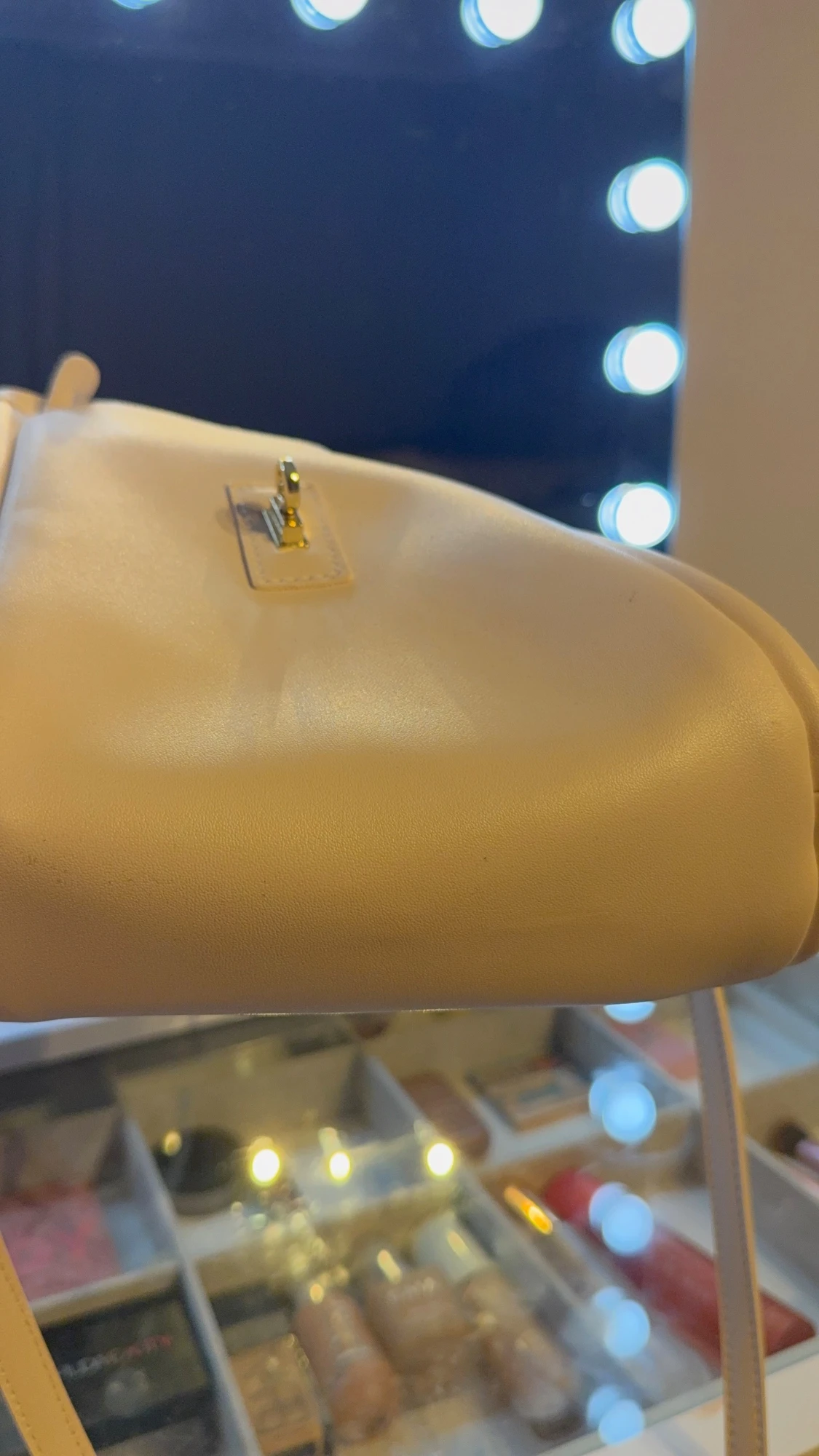 Beige handväska med gulddetalj - 3