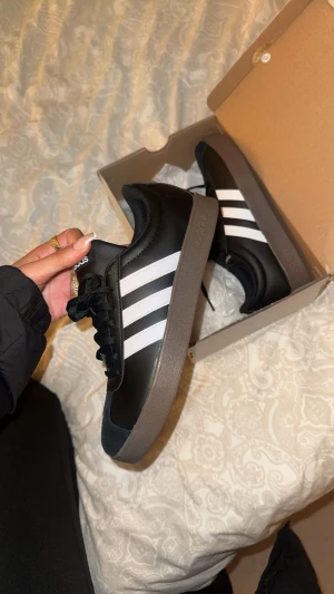 Adidas Sneakers  - Adidas sneakers i storlek 40 men skulle säga mer som en 39 helt oanvända ligger bara i kartongen☺️nypris 799