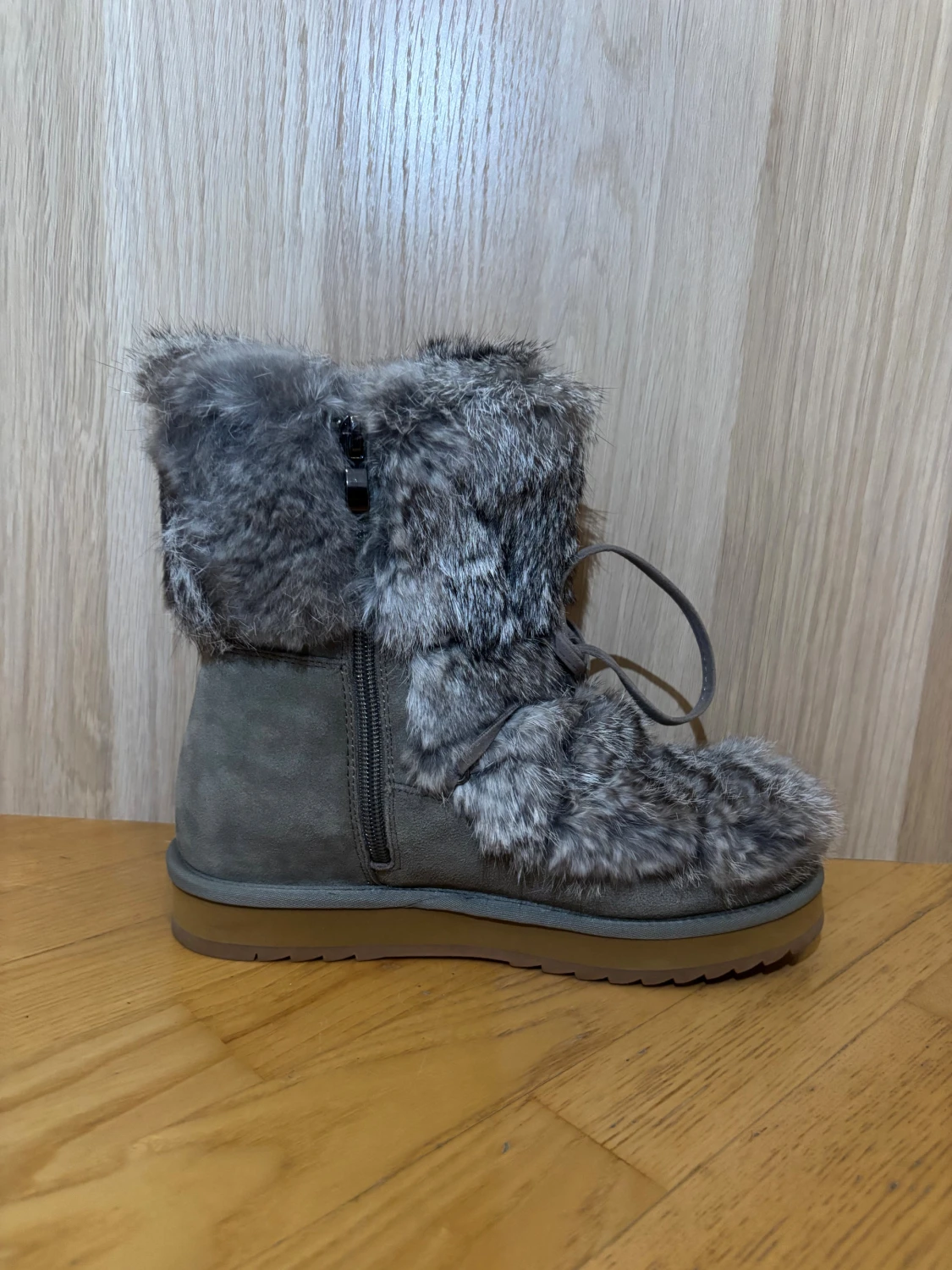 Taupe boots med päls och snörning