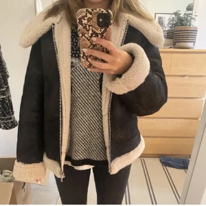 Svart teddyjacka från mango - En jätte fin teddyjacka från mango, perfekt till vintern. Storlek M men passar bra på mig som vanligtvis har S. Skriv för mer bilder och frågor! Priset kan diskuteras 💞