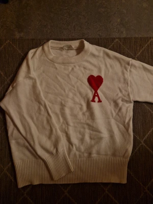 Ami paris tröja - En fin ami paris vit tröja med röd tryck på bröstet. Användt den 2 gånger tidigare men inget för mig .