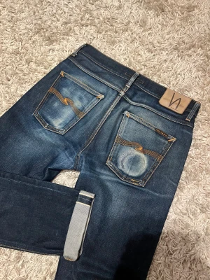 Dry japan selvage nudie jeans lean dean slim fit herr w31 blå  - Dry Japan Selvage nudie jeans modell Lean Dean i slim passform. Mycket bra skick, riktigt najs material. W31, jeansen har en riktigt fet fade med snygga slitningar och lagningar. Postas antigen samma dag som köp eller dagen därpå🙌💯