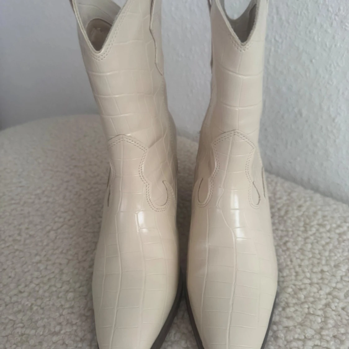 Beiga cowboy boots med krokoprägling - 90