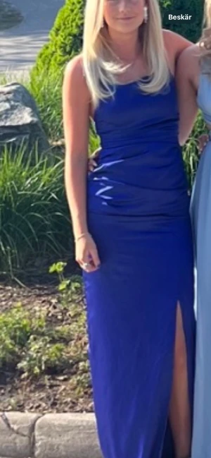Marinblå långklänning med slits - Säljer min fina balklänning , använd 1 gång så den är i helt nytt skick. Perfekt nu inför studentbalen ✨💙 Pris går att diskutera ! 