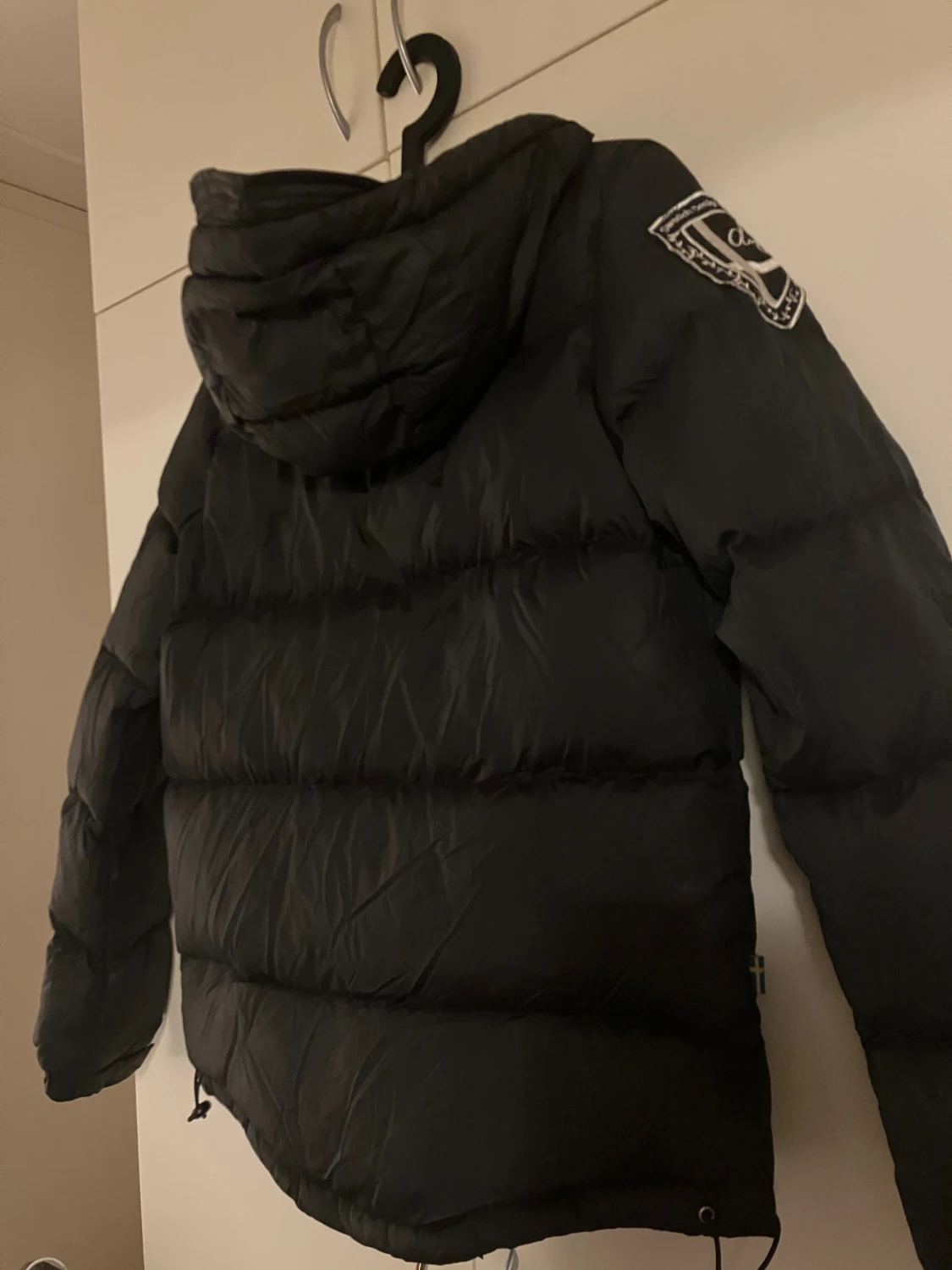 Svart pufferjacka från Dbrand - 1