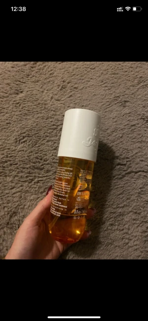 Brazilian Crush Cheirosa 62 Mist - Perfume mist med pistachio och saltad karamell. Volym: 240 ml (8.1 fl oz). Ingredienser: pistachio, salted caramel, jasmine petals, vanilla, sandalwood. Perfekt för dig som vill sticka ut med en unik doft.