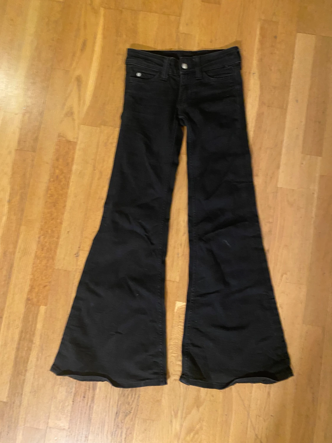 Svarta bootcutjeans från cheap monday (weekday) - 1