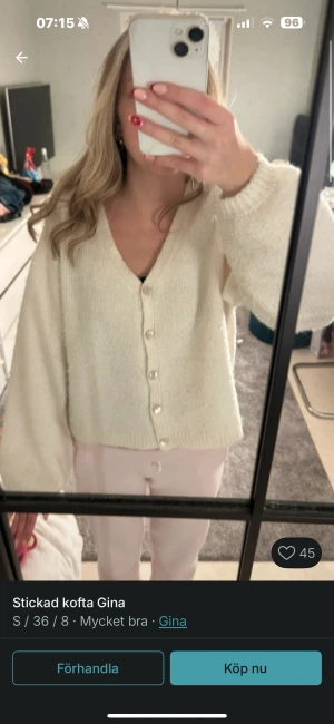 stickad kofta - kofta från gina strl s har lite nopprar 