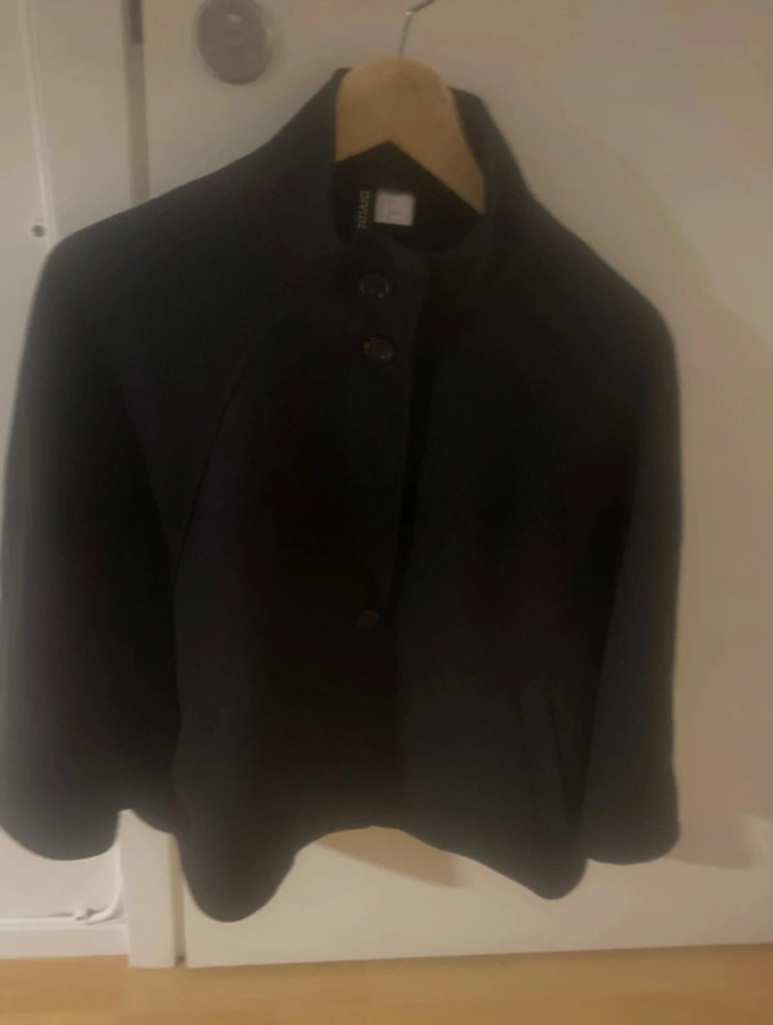 Svart kappa utan armar