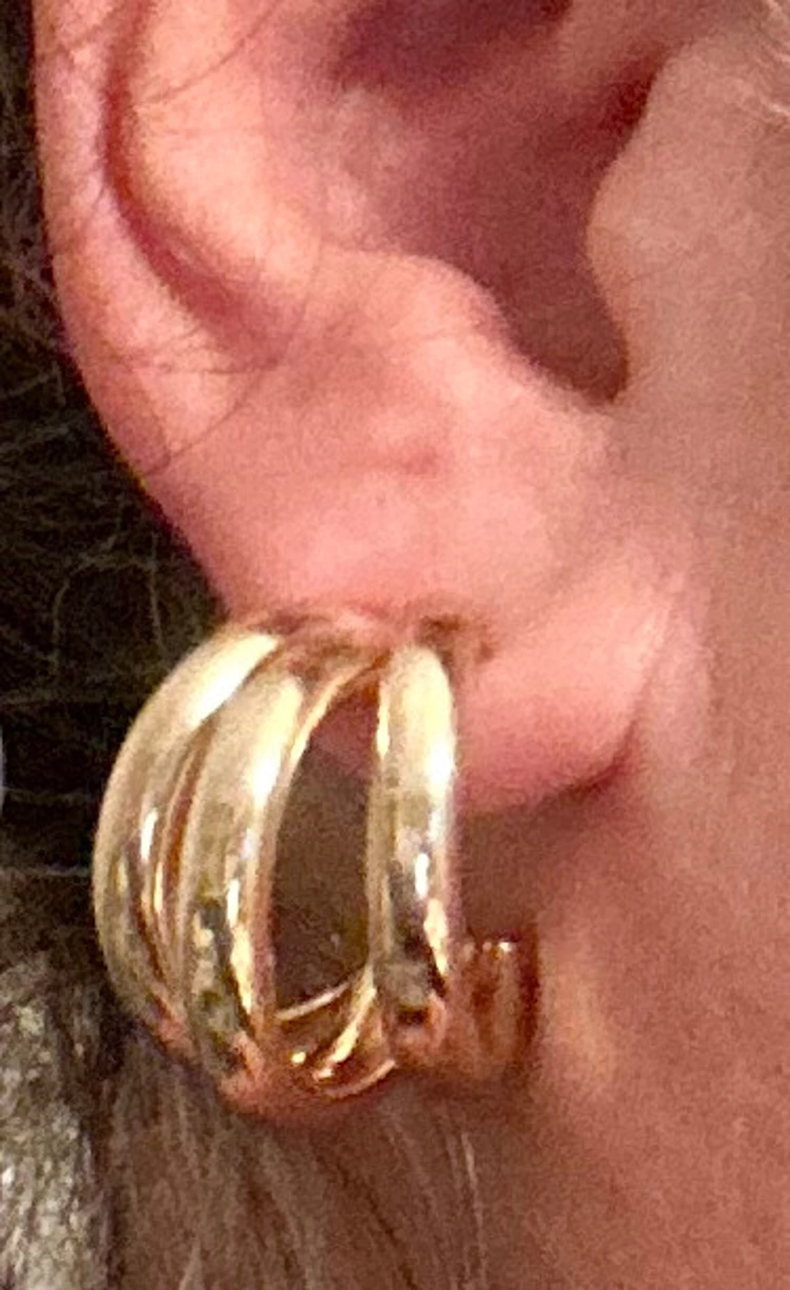 Stål guldörhängen med tredelad design - 1