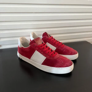 Valentino Flycrew Röd 41.5 - Säljer dessa Valentino Flycrew i storlek 41.5 Mycket fint skick! Alla nitar sitter på. Nytvättade och fräscha. Fraktas samma dag eller dagen efter ✅
