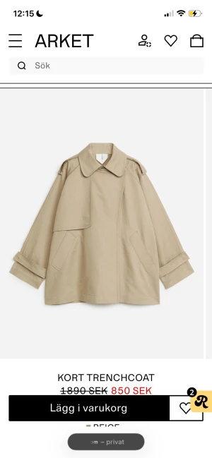 Kort beige trenchcoat från ARKET - Kort trenchcoat från ARKET i beige färg med klassisk krage och breda slag. Jackan har två snedställda fickor och är tillverkad i en mix av linne och bomull. Modellen är loose fit och därava ganska stor. Xs men skulle säga m/l därför jag säljer🤍