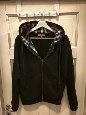Svart Burberry hoodie  - Svart hoodie från Burberry i storlek L
