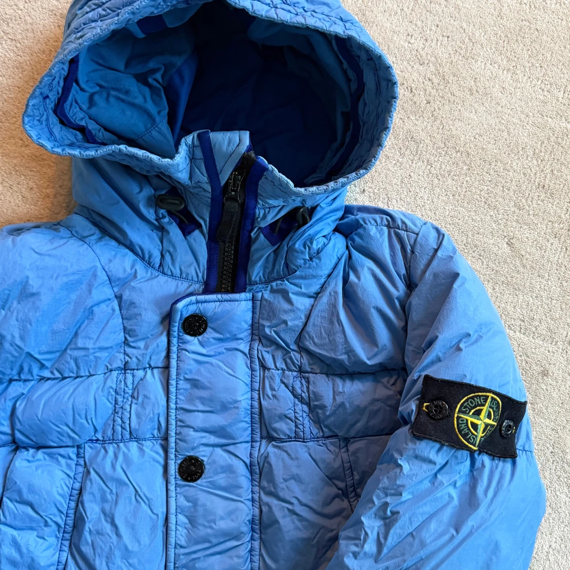 Blå dunjacka från Stone Island - 1