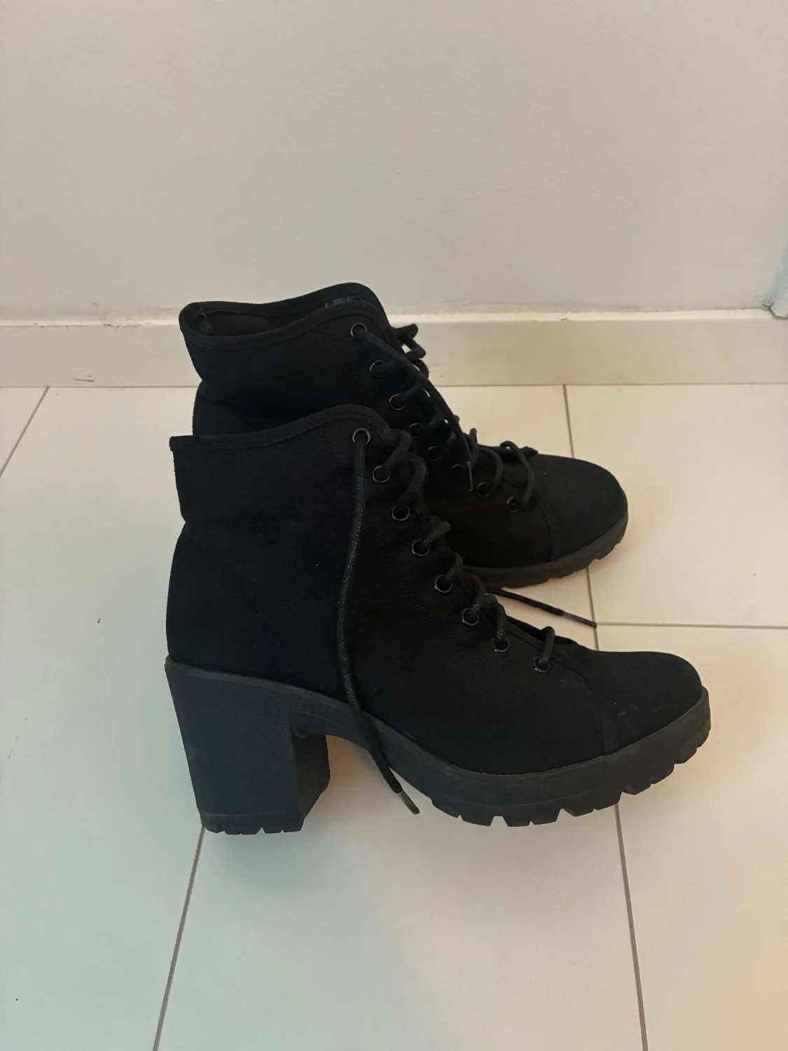 Svarta boots med klack och snörning