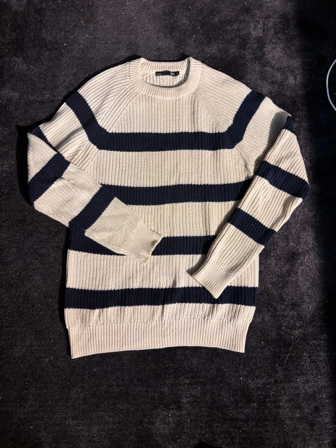 Randig stickad tröja i beige och marinblå