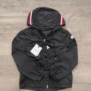 Moncler jacka - Säljer min Moncler windbreaker då den inte passade mig den är i storlek M eller 2 som är M i Moncler kläder, jag är 190 90kg och den satt för tajt. Om de är något ni undrar osv är de bara o skriva. Priset är ej skrivet i sten och kan diskuteras vid snabb affär