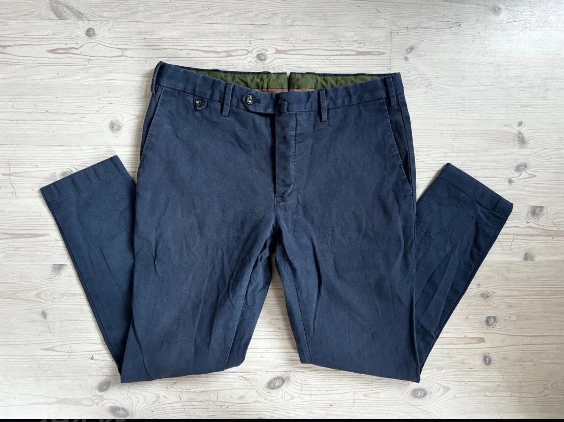 Mörkblå chinos från PT01 x Rose & Born