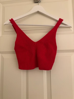 Röd ribbad croppad topp - Säljer en röd croppad topp i storlek M från shein