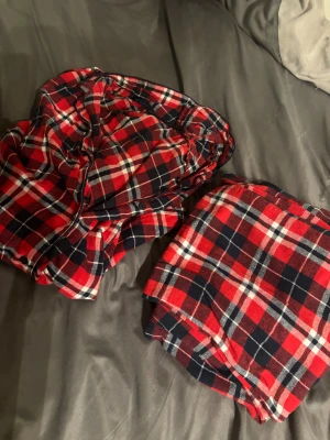 Christmas pajamas set - Säljer jul pyjamas, har aldrig haft på förut. Bra kondition. 