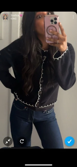 Svart kofta med vit kant  - Superfin svart kofta med vita detaljer som knappt kommit till användning🩷