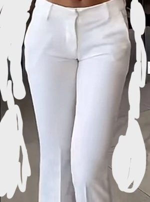 Vita kostymbyxor  - Snygga vita kostymbyxor med låg midja. Byxorna har diskret knapp och dragkedja framtill. Finns mer bilder om du går in på min sida 