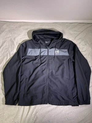 Svart vindjacka från Under Armour - Under Armour Vindjacka XL