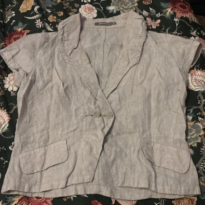 Beige blus - En jättefin blus från sandwich i str 42, men är ändå ganska liten i storleken så passar 36-38. Använd ett fåtal gånger så i jättefint skick och köpt för 400 på plick🩷