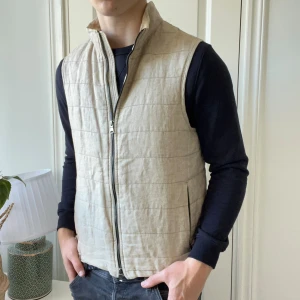 Oscar Jacobsson väst Linne M - Oscar Jacobsson väst Linne M, sjukt nice väst med bra passform. Storlek 48 vilket motsvarar ungefär en M i västar, modellen är 180,75 kg! Inga defekter, i ny skick. Kom med frågor! Nypris är omkring 2500 men väldigt svårt att få tag i🫶