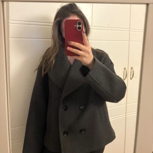 Kappa från Zara  - Säljer denna jättesnygga mörkgråa kappan från Zara! Den är köpt förra året men den har aldrig kommit till användning. Kappan är i mycket bra skick. Perfekt nu till hösten för en snygg look. 