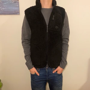 J.Lindeberg  - J.Lindeberg väst i storlek S i bra skick. Mitt pris 800 kr. Hör av er vid frågor och funderingar!