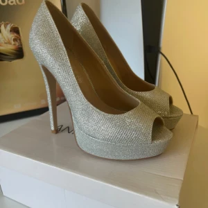 Klackskor storlek 38 - Jag säljer klackskor för endast 109kr. Den är i jätte bra skick och har inga problem. Den har storlek 38