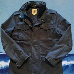 Field Jacket - Säljer denna Field Jacket! Endast 349kr, perfekt nu till hösten eller vintern. Väldigt varm och skön. Storlek M. Hör av er vid intresse!🍁⭐️