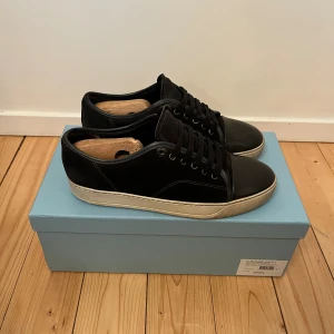 Lanvin skor  - Säljer mina lanvins som är i väldigt bra skick. Köpte i våras och har tagit hand om skorna väldigt bra. Men som sagt priset är ute fö 2499 men det är inte huggit i sten. Hör bara av er om ni har frågor så löser jag😃