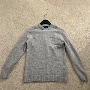 Ljusgrå stickad tröja från Bondelid - Säljer en stilren ljusgrå stickad tröja från Bondelid med diskret broderad logga på bröstet. Tröjan har rund halsringning, ribbade muddar och är långärmad. Perfekt för lager-på-lager och passar till jeans. Jag är 184 och väger 72 kg, tröjan är av märket ”Bondelid” och storleken är S, ny pris 1000 kr, men säljer den för 750 kr eftersom den är i princip sprillans ny utan täcken av användning . Hör av dig om du har frågor eller vill diskutera pris.👍