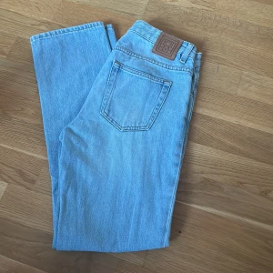 Ljusblå jeans från Totême 26/32 - Ljusblå jeans från Totême i storlek 26/32. Tillverkade i 100% bomull. Små slistnigar på slutet av jeansen.