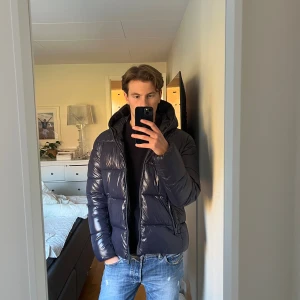 SAVE THE DUCK jacka - Vinterjacka från SAVE THR DUCK storlek S i nyskick, använd fåtal gånger. Nypris 3700 kr, skriv vid funderingar🙌