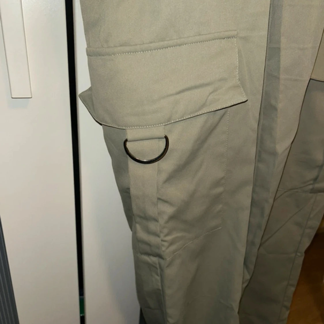 Khaki jumpsuit med snörning i sidan - 4