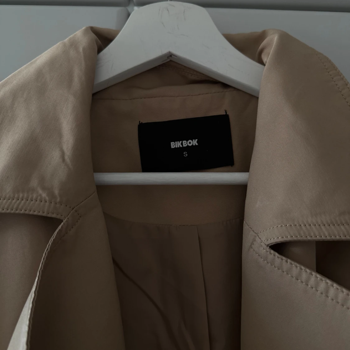 Beige trenchcoat från Bik Bok - 2